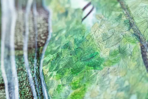 Détail : feuilles vertes superposées, à l'aquarelle et à l'encre.