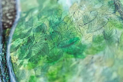 Détail : feuillage vert dense, traits de Rotring sur acrylique.