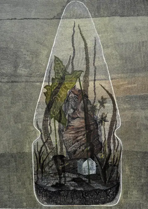 Sous une cloche de verre dessinée, une plante et une minuscule maison posées sur un sol noir.