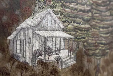 Une maison de bois à véranda, dessinée au crayon, au pied de collines striées.