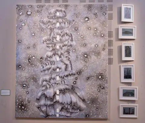 Cairn : une colonne de pierres empilées dessinée en ondulations grises, sur un fond gris lilas constellé de taches blanches, à côté d'une série de petits cadres.