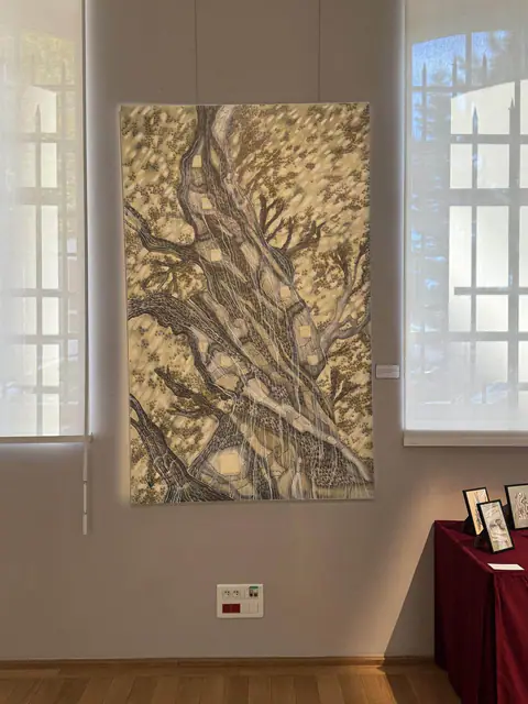 Habitat arbre du vent accroché entre deux fenêtres voilées, au Carré.