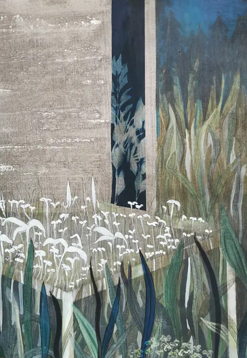 Fleurs blanches et hautes herbes devant un mur de béton strié.