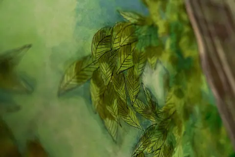 Détail : feuillage vert en couches, traits fins à l'encre.