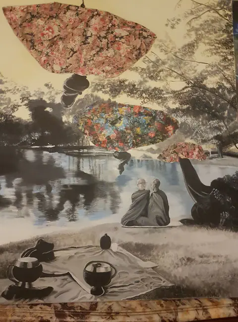 Collage : deux personnages assis au bord d'un lac, sous des formes de tissus fleuris suspendues.