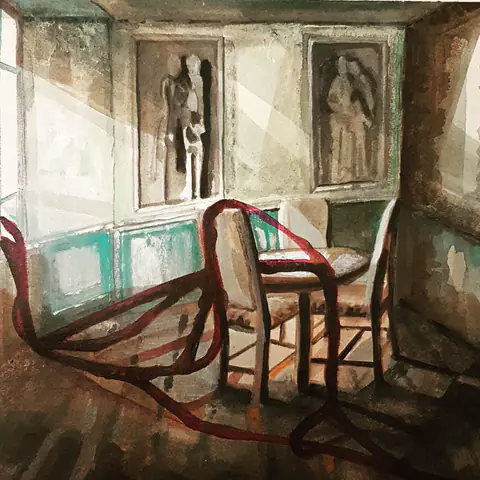 Salon ancien aux statues en niche ; des racines rouges et vertes courent entre les chaises.