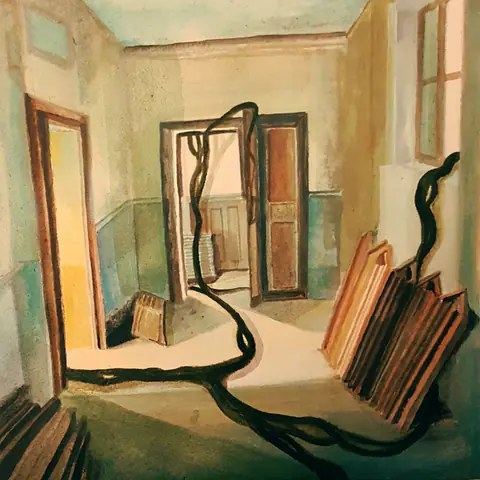 Enfilade de portes ouvertes ; une racine sombre serpente sur le parquet.