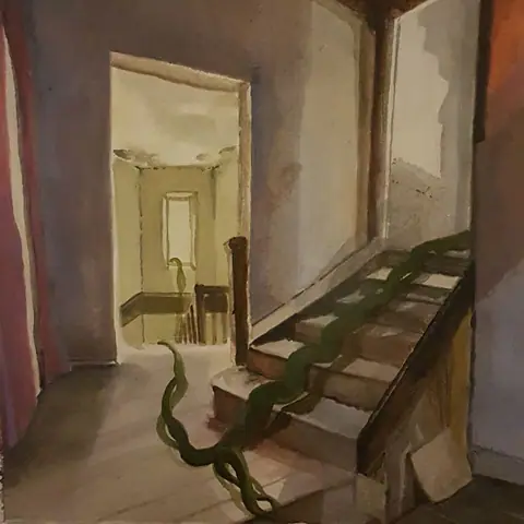 Escalier dans un couloir clair ; une racine verte grimpe sur les marches.