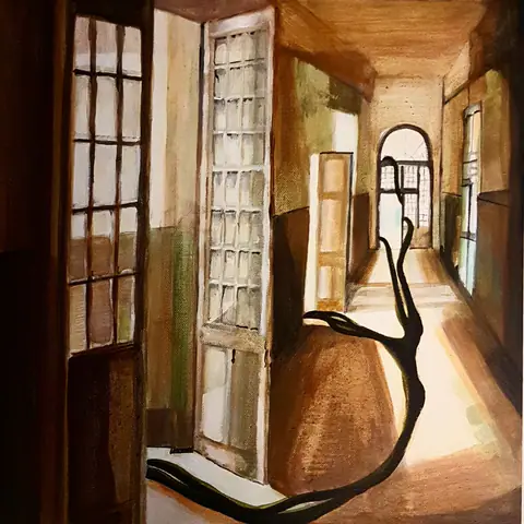 Couloir de portes-fenêtres ; une racine noire s'étire dans la lumière.
