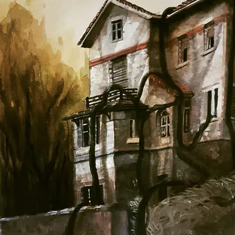 Façade de maison abandonnée envahie de racines sombres.