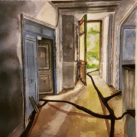 Portes ouvertes sur un jardin vert ; une racine noire au sol.