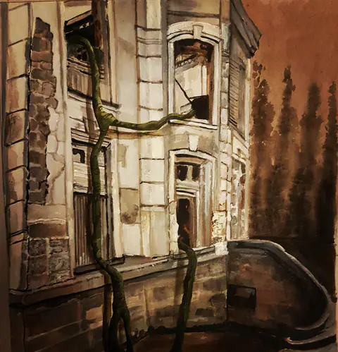 Façade d'immeuble en ruine, gagnée par une racine grimpante.