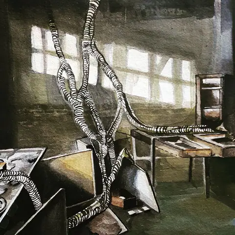 Atelier abandonné ; des câbles torsadés noirs et blancs descendent du plafond.