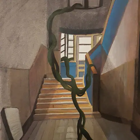 Cage d'escalier en plongée ; une racine noire tombe le long des marches.