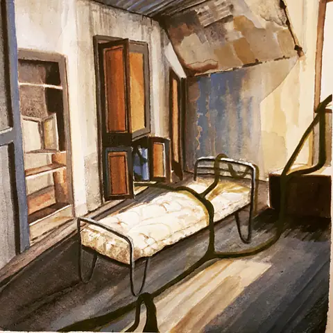 Chambre délabrée : lit en fer et armoire ouverte.