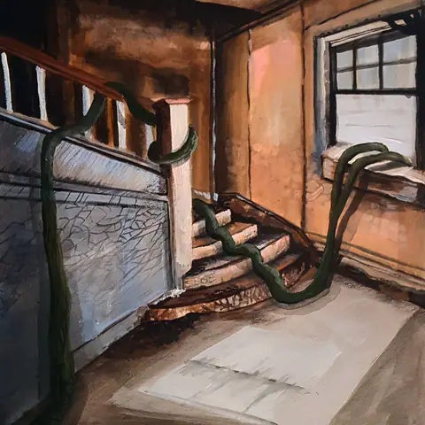 Escalier de bois ; une racine verte suit la rampe.