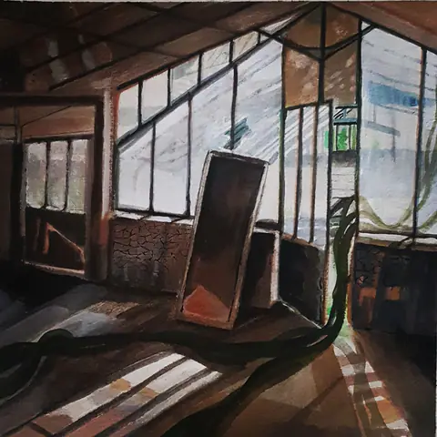 Grenier vitré, miroir appuyé au mur, racines au sol.