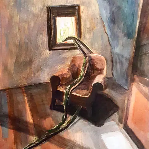 Fauteuil sous un cadre ; une racine le traverse.