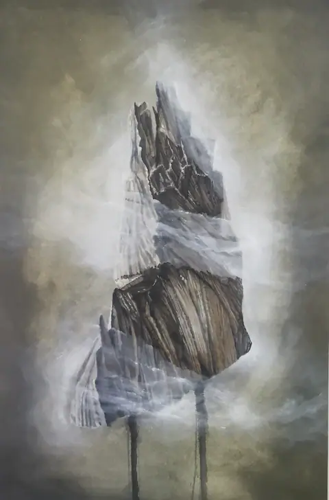Une roche dressée, enveloppée de fils blancs, sur un fond gris.