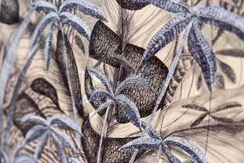 Palmes et feuillages dessinés à l'encre bleu-gris sur le panneau debout.