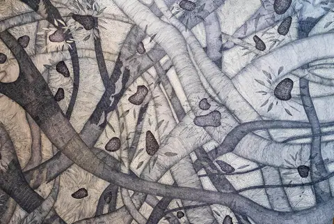 Branches entrecroisées dessinées en hachures sur le panneau posé au sol.