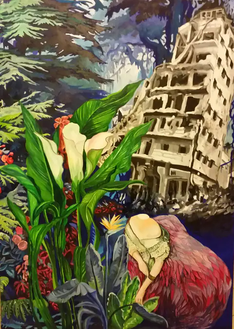 Immeuble en ruine envahi par une végétation luxuriante et des fleurs.